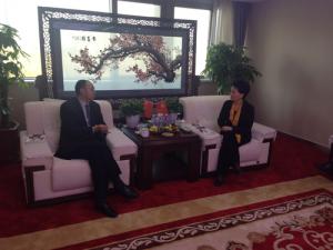 鄺遠(yuǎn)平與河南省工商聯(lián)副主席、鄭州市工商聯(lián)主席薛景霞