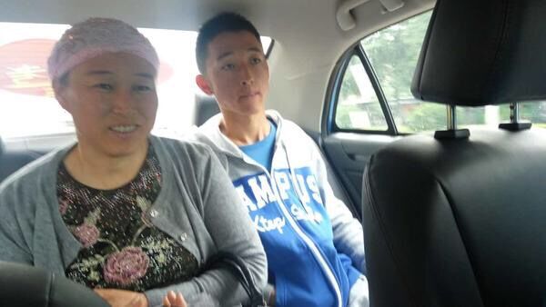 f.jpg 平?jīng)鲢葱履茉从邢挢熑喂窘M織“愛心送考”車隊免費接送考生(圖4)