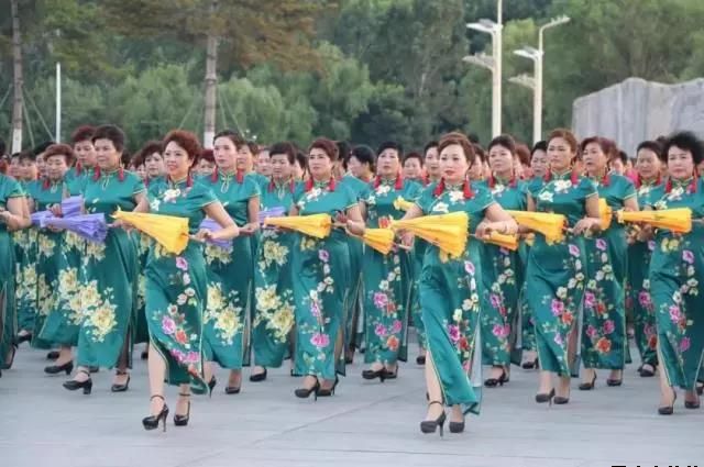 平?jīng)鲢垂军h委和興北路社區(qū)綠地廣場商圈黨建聯(lián)盟合作舉辦“謳歌新時代 共圓中國夢”紀(jì)念改革開放四十周年大型群眾廣場文化活動(圖3) 平?jīng)鲢垂军h委和興北路社區(qū)綠地廣場商圈黨建聯(lián)盟合作舉辦“謳歌新時代 共圓中國夢”紀(jì)念改革開放四十周年大型群眾廣場文化活動(圖3)