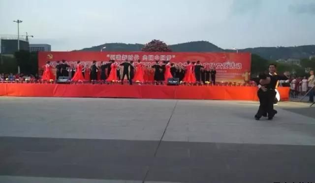 平?jīng)鲢垂军h委和興北路社區(qū)綠地廣場商圈黨建聯(lián)盟合作舉辦“謳歌新時代 共圓中國夢”紀(jì)念改革開放四十周年大型群眾廣場文化活動(圖10) 平?jīng)鲢垂军h委和興北路社區(qū)綠地廣場商圈黨建聯(lián)盟合作舉辦“謳歌新時代 共圓中國夢”紀(jì)念改革開放四十周年大型群眾廣場文化活動(圖10)