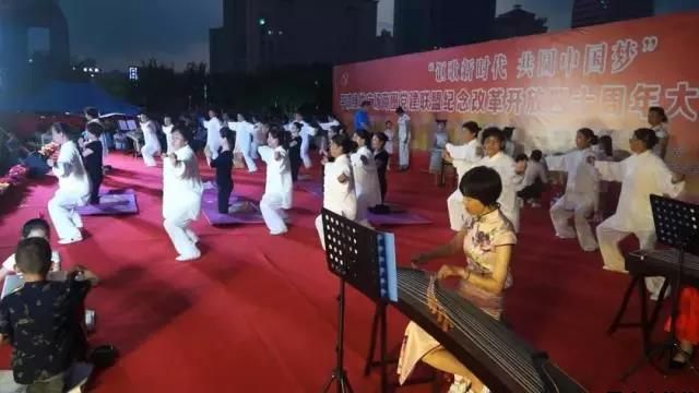 平?jīng)鲢垂军h委和興北路社區(qū)綠地廣場商圈黨建聯(lián)盟合作舉辦“謳歌新時代 共圓中國夢”紀(jì)念改革開放四十周年大型群眾廣場文化活動(圖11) 平?jīng)鲢垂军h委和興北路社區(qū)綠地廣場商圈黨建聯(lián)盟合作舉辦“謳歌新時代 共圓中國夢”紀(jì)念改革開放四十周年大型群眾廣場文化活動(圖11)