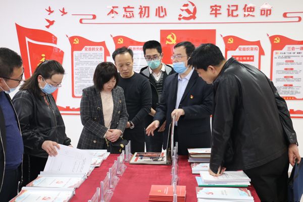 涇川縣循環(huán)經(jīng)濟(jì)產(chǎn)業(yè)園區(qū)管委會副主任袁紅燕一行來我公司考察調(diào)研(圖3) 涇川縣循環(huán)經(jīng)濟(jì)產(chǎn)業(yè)園區(qū)管委會副主任袁紅燕一行來我公司考察調(diào)研(圖3)